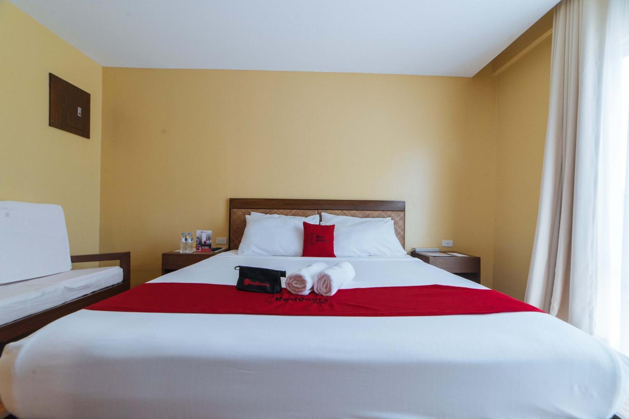 Reddoorz Premium Near Health Centrum Banica Roxas City Bagian luar foto